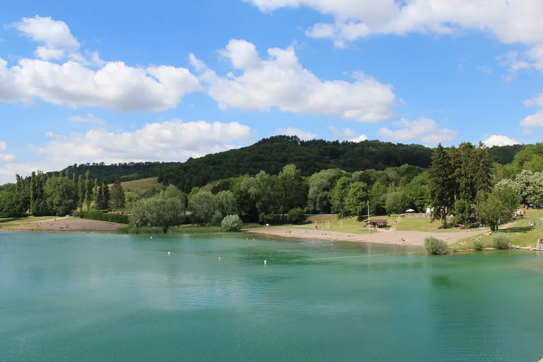 The beach at Lake Grosbois-en-Montagne, nestled in the hills of the Auxois.